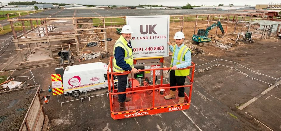Adrian Bartle of UKLE and Carl Gilbert of STP Contruction start on site for Cavotec UK at Teesside E
