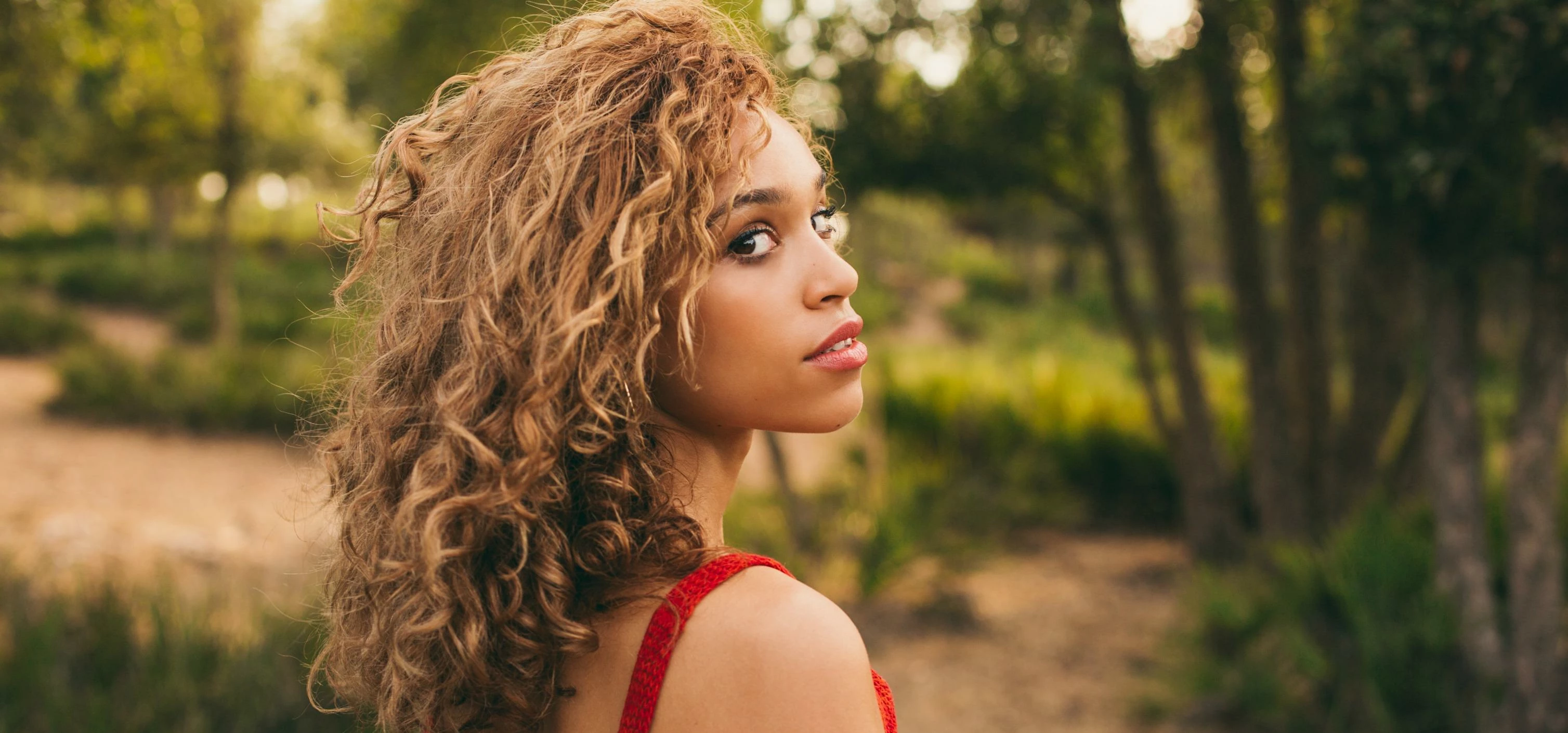 Izzy Bizu will perform alongside Lawson at the awards