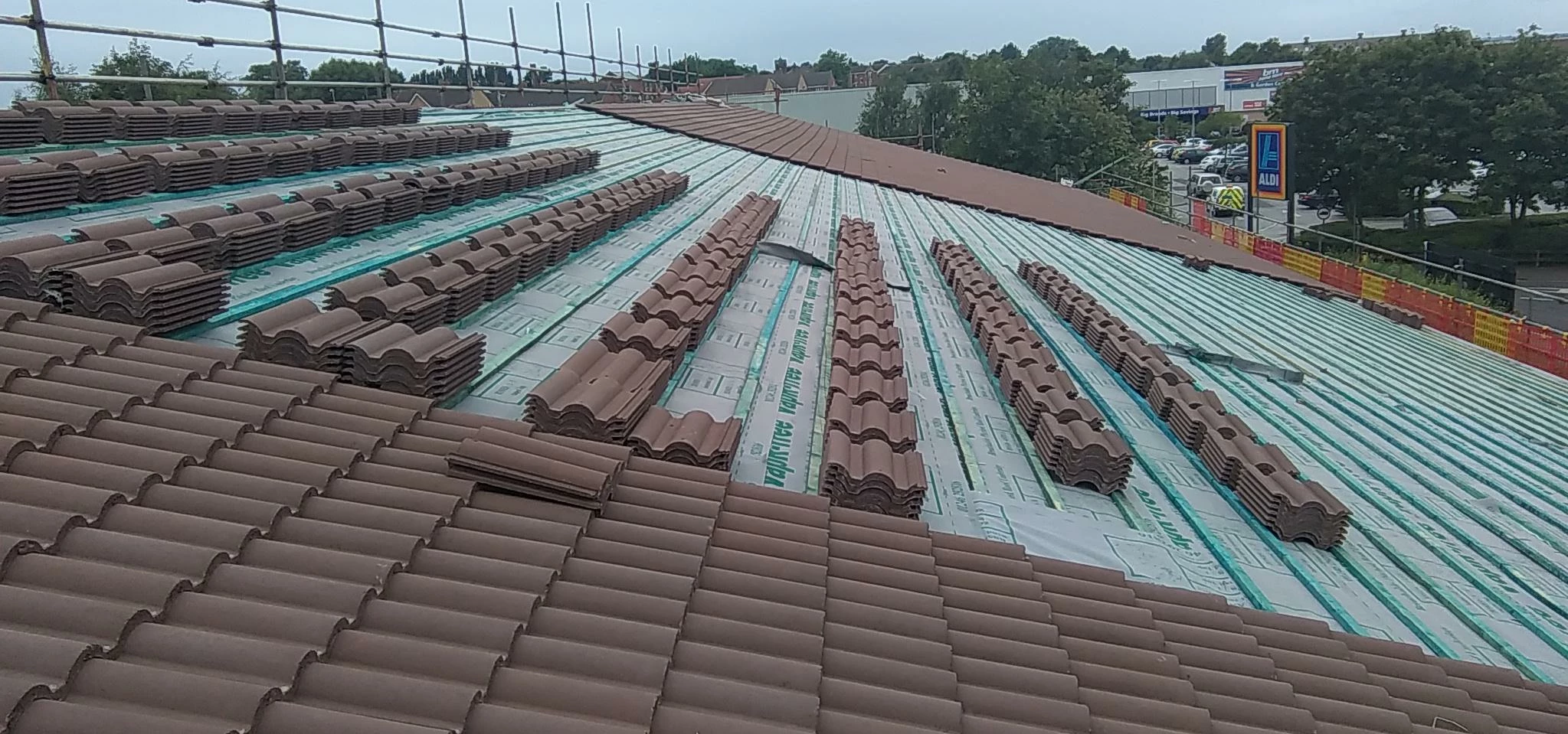 The replacement tiled roof installed at Aldi in Castleford by Martin-Brooks. 