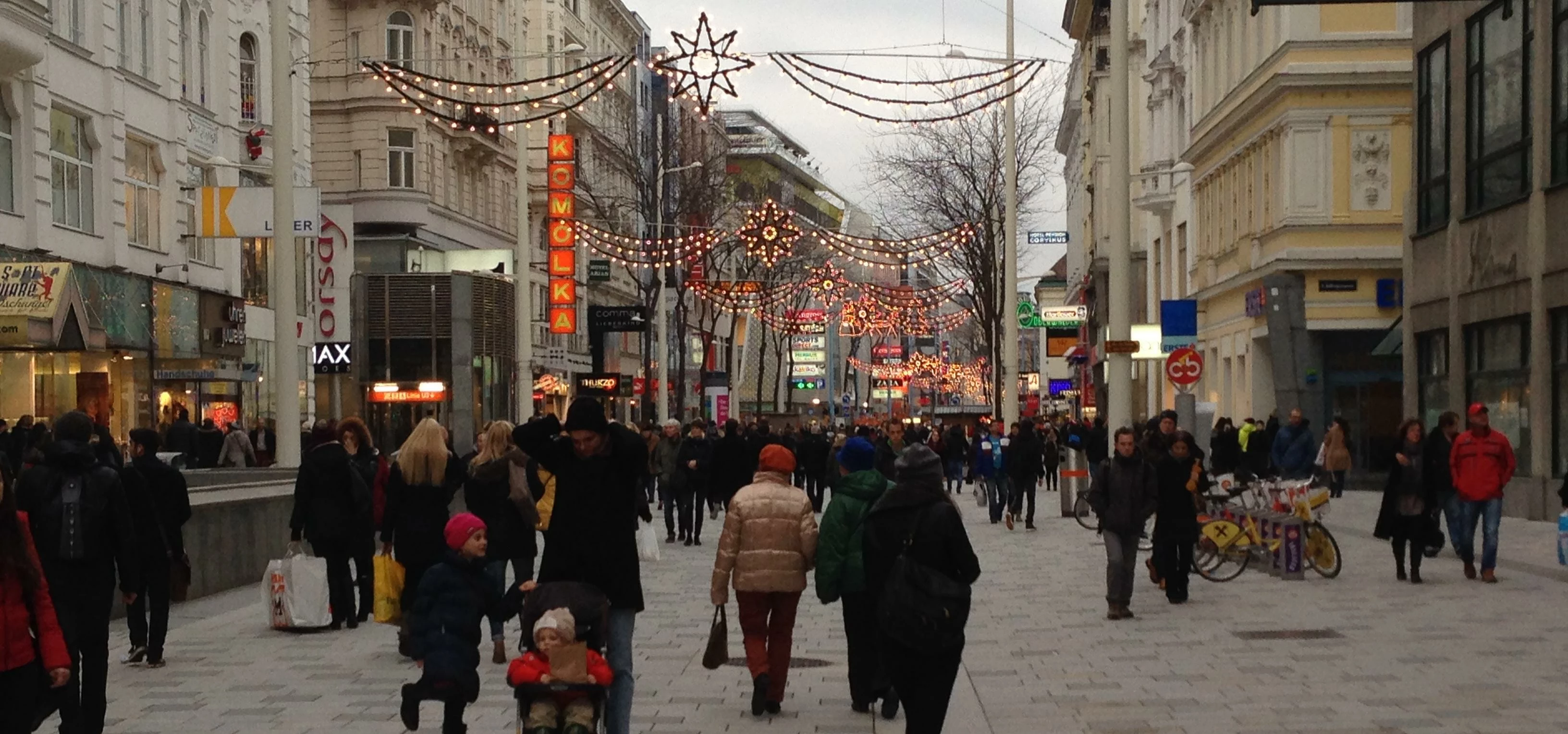 Mariahilfestrasse Pedestrian Street Vienna - Dec 2014 - 3