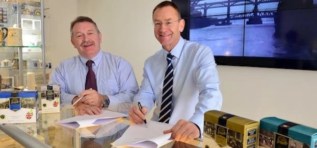 John Lucas (left), North Atlantic Imports and Simon Smith (right), Ringtons, signing the USA export