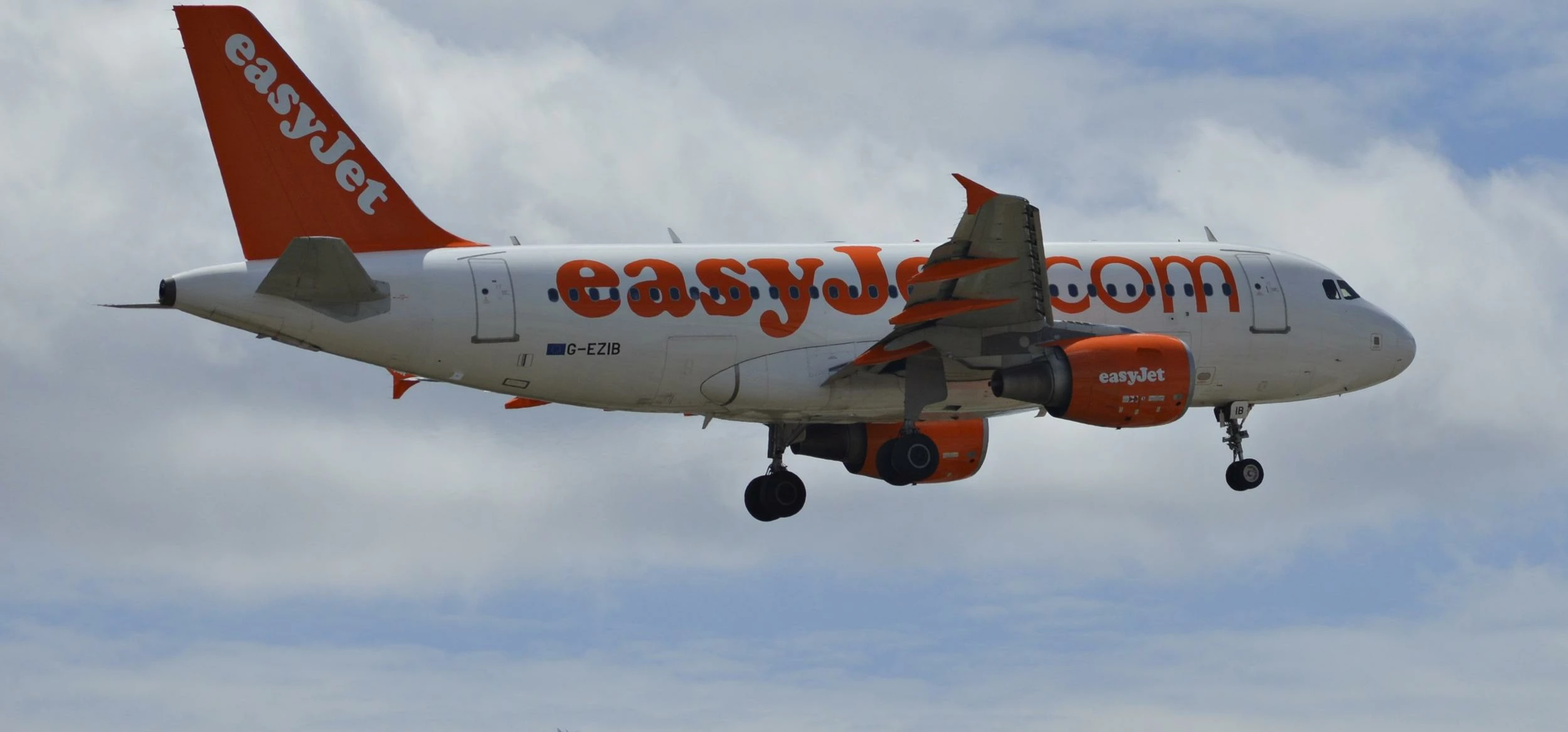 EasyJet A318-321 G-EZIB landing at Gatwick Airport