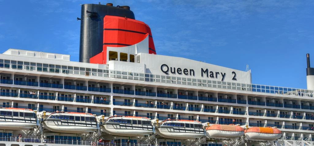 RMS Queen Mary 2 Leaving Hamburg June 2015