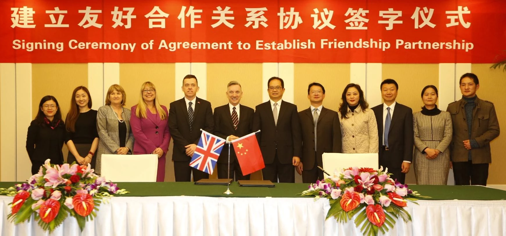 Leaders from both cities at the Kunming signing