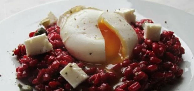 Healthy porridge: beetroot, feta, capers and poached egg spelt risotto (Credit: Instagram/Porridge C