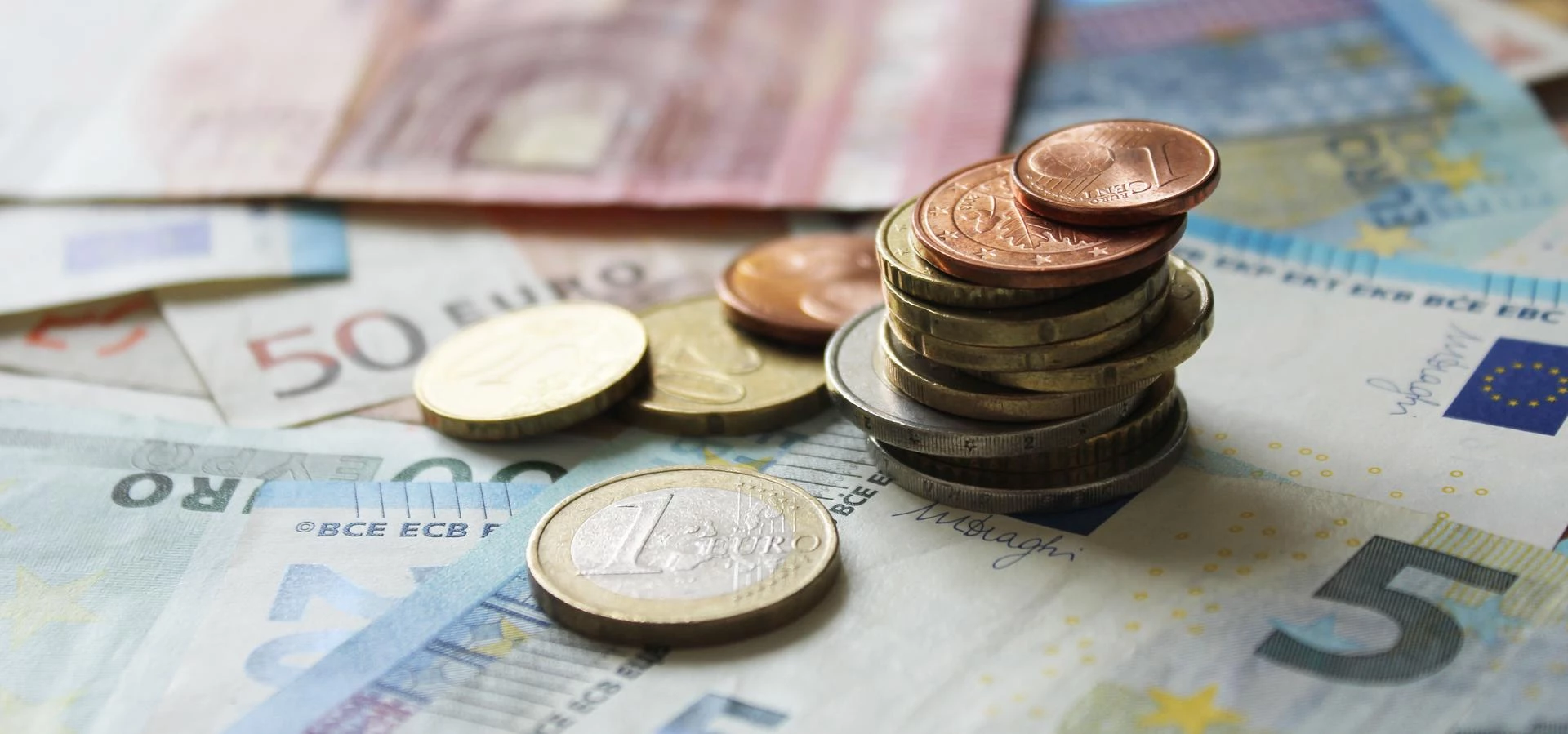 Euro-Geld auf Scheinen und Banknoten - 1 Euro Fokus mit Stapel
