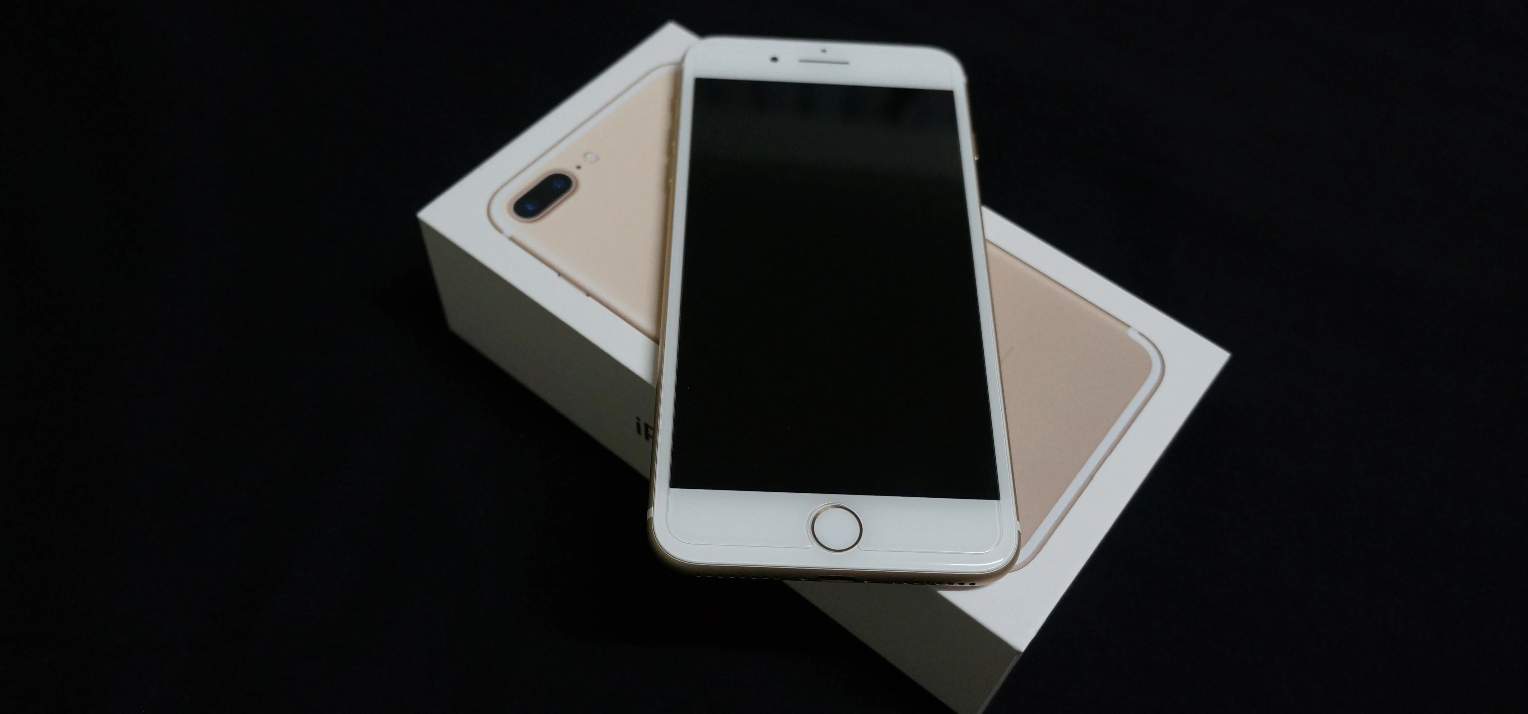 iPhone 7 Plus (Gold) on box