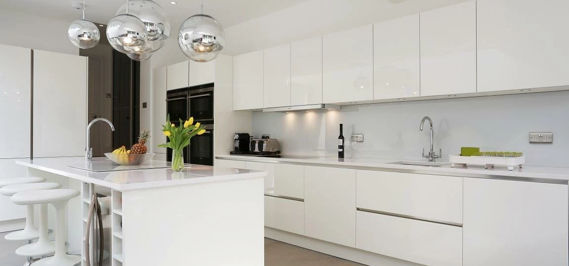 White gloss kitchen