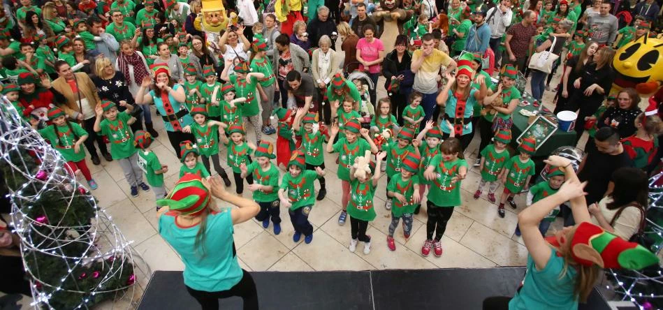 Elf Run warm-up at intu Metrocentre, Exhibition Square