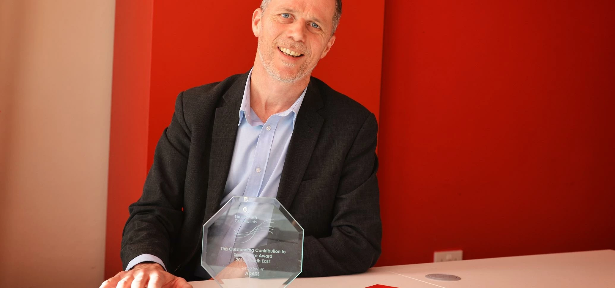 Dr Guy Turnball of CASA with his award