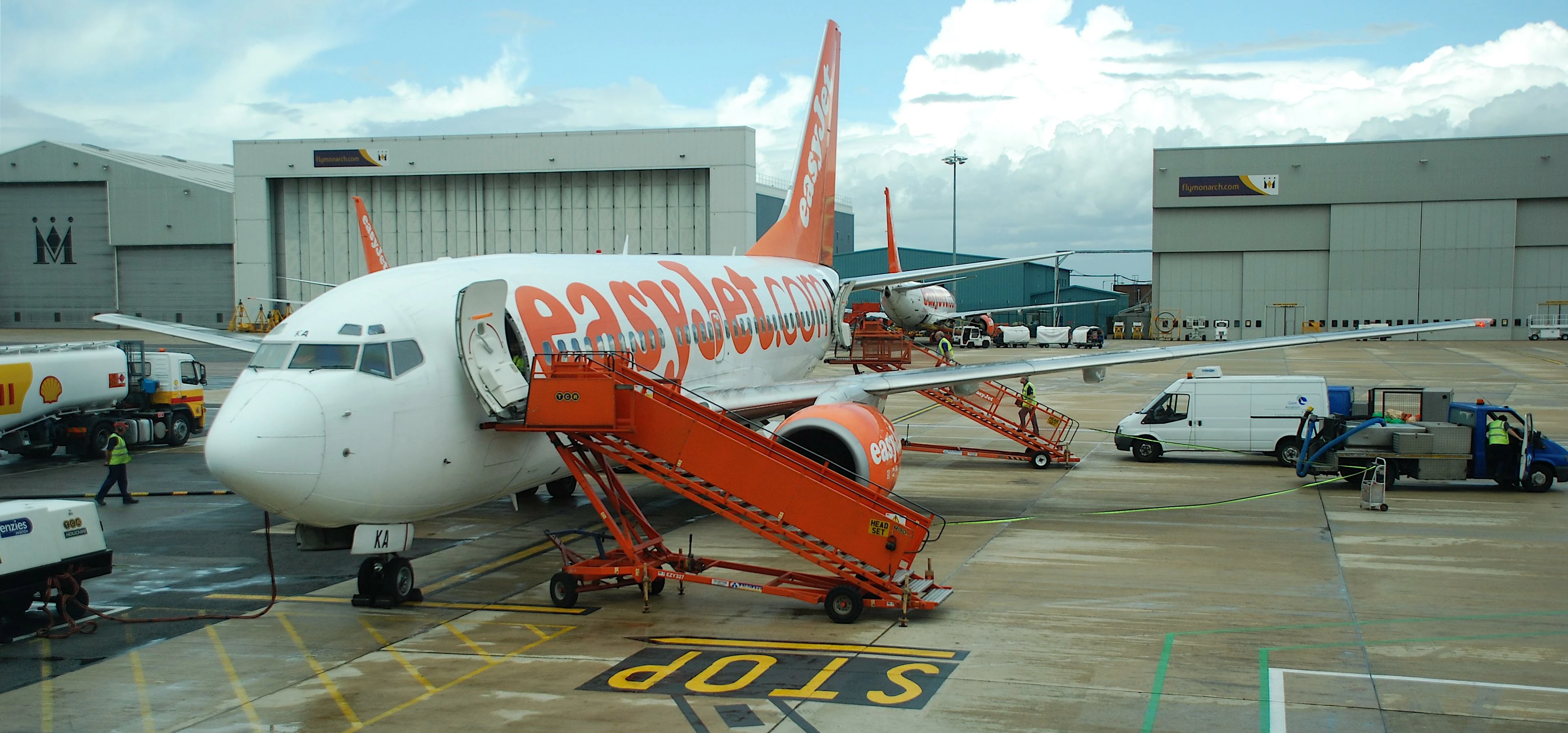EasyJet Boeing 737-700; G-EZKA@LTN;06.07.2009/542ag