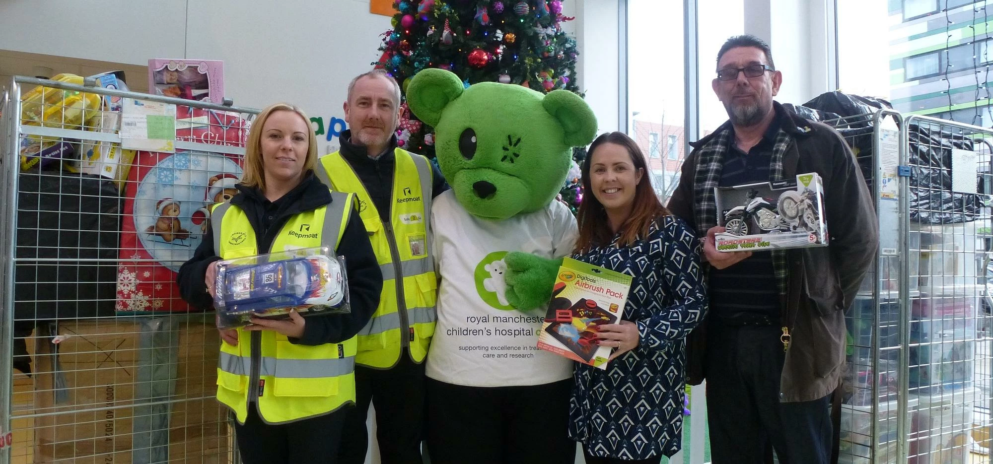 Left to Right: Becky Allen (Keepmoat), Chris Brennan (Keepmoat), Humphrey the hospital mascot, Donna