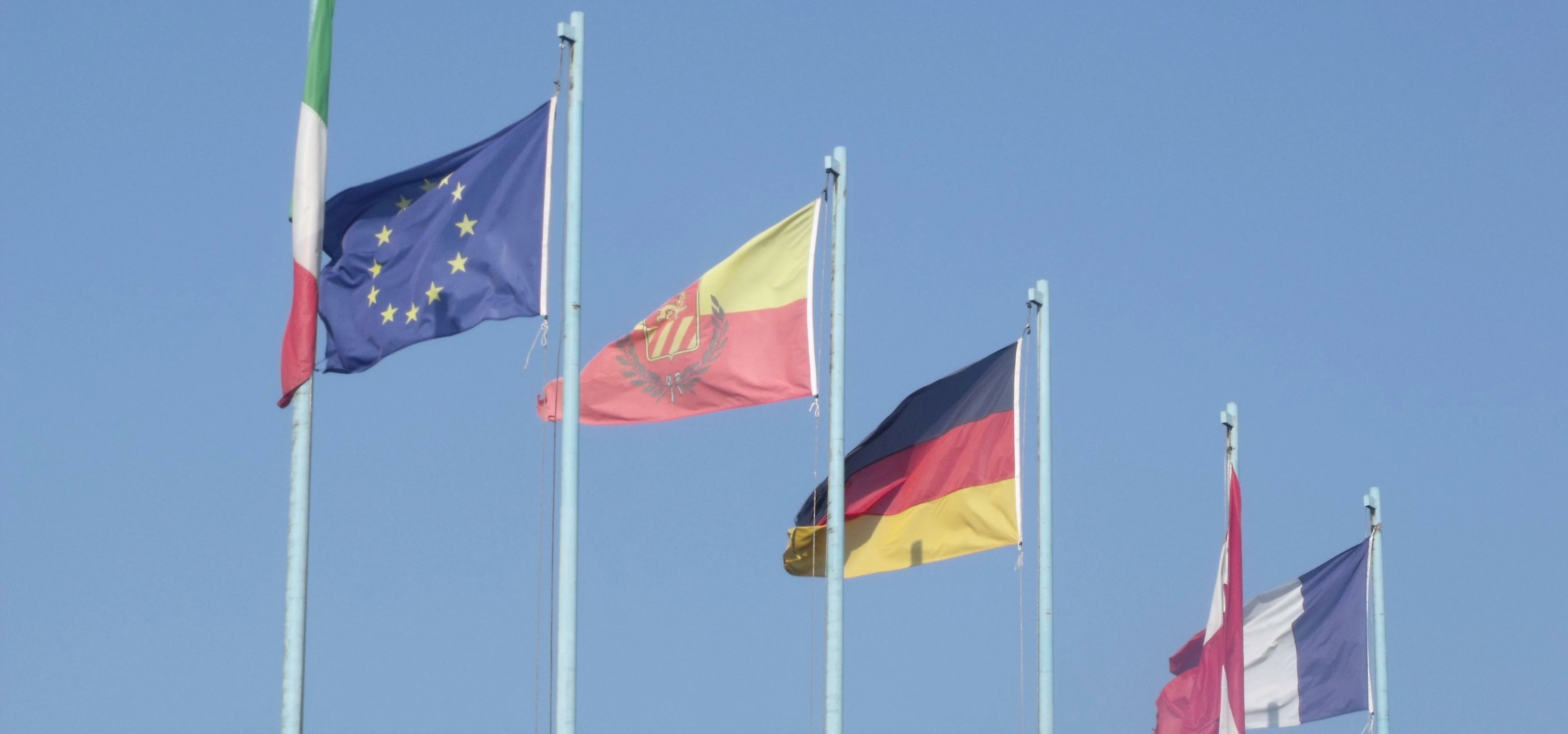 Castelletto - Lake Garda - flags of Europe