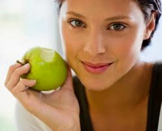 attarctive woman eating an apple