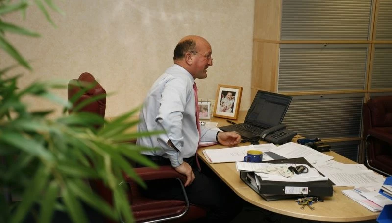 Alan Jones, Averta