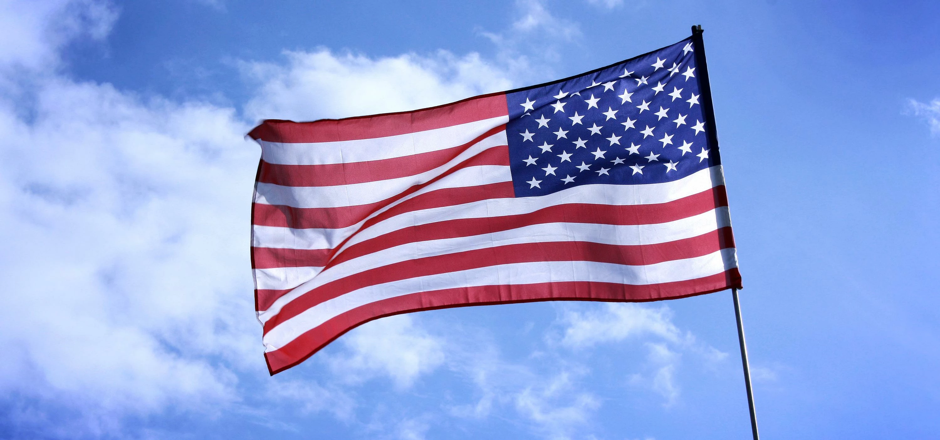 https://upload.wikimedia.org/wikipedia/commons/e/ea/American_flag.jpg