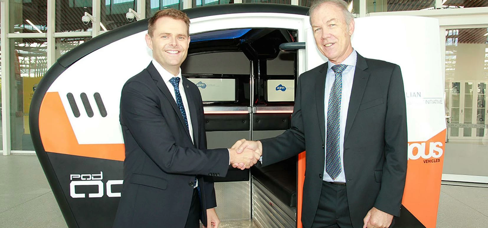(l-r) Hon. Stephen Mulligan MP (Minister for Transport and Infrastructure) and Roger van der Lee (RD