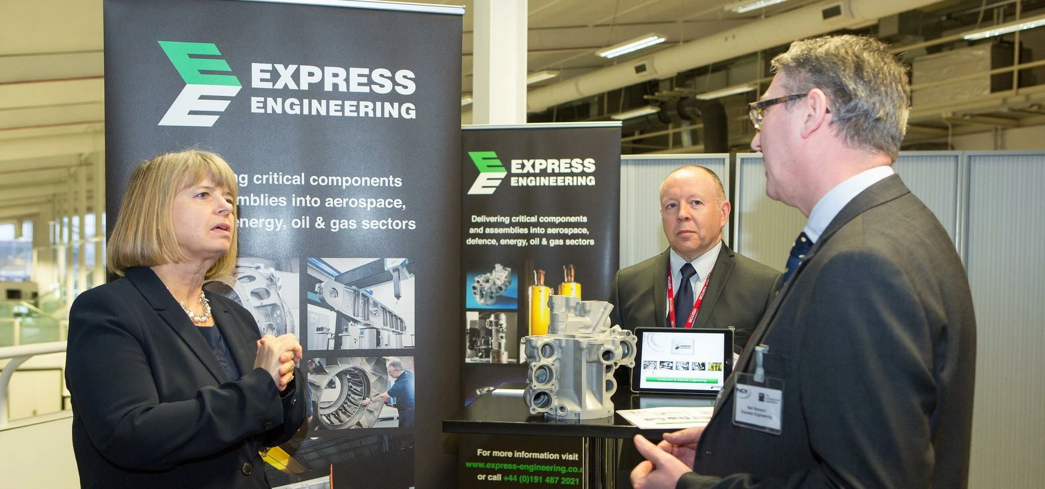 Neil Ransom (right) outlines Express Engineering’s credentials to Defence Procurement Minister, Harr