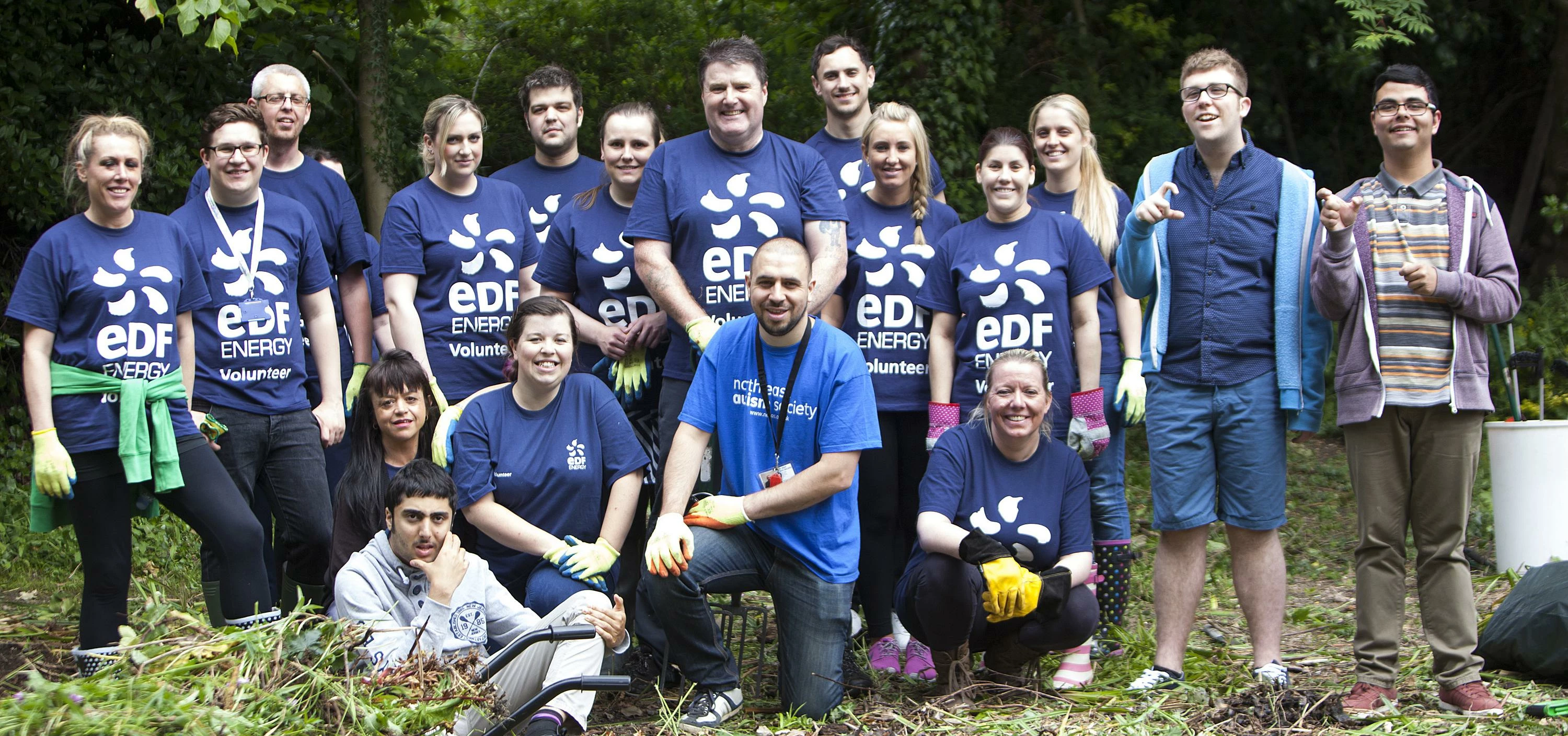 Helping Hands, NEAS service users and NEAS volunteers tend to the gardens of Thornhill Park School