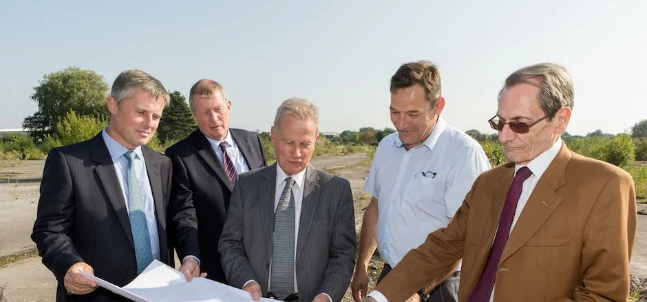 Birds Eye Wall’s site are Councillor Martin Mancey (centre) with Atlas Leisure Homes directors (from