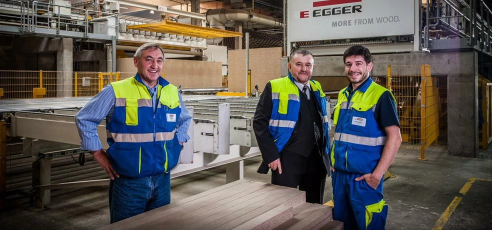 EGGER’s environmental, health & safety manager Paul Turner (left) with Keith Jones and Joan Iborra R