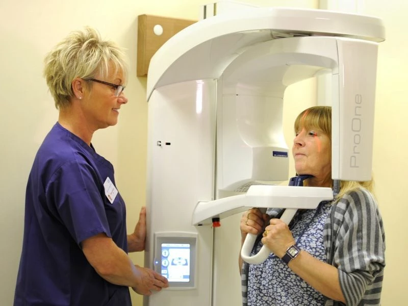 800 x 600 - patient Linda Knight with a radiology practitioner at Eccleshill NHS Treatment Centre