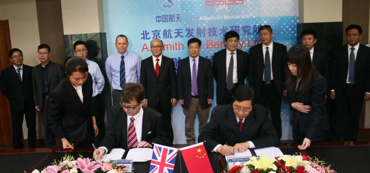 Simon Hare, ASGB and Hu Xi Ming, BISLT signing agreement