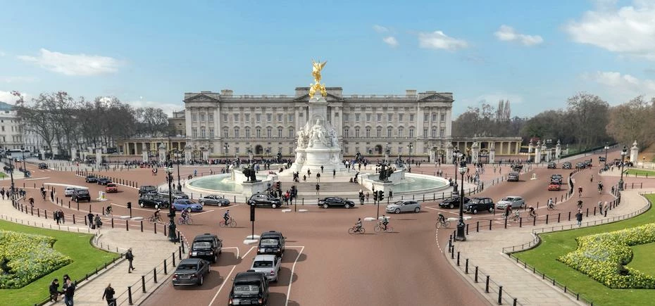 CGI of the Cycle Superhighway passing Buckingham Palace