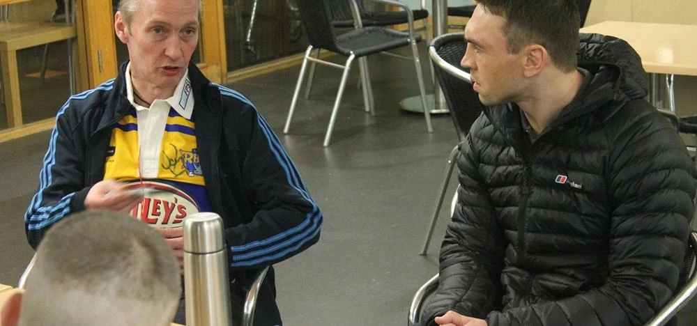 Kevin Sinfield chats to Leeds Rhinos fan Stephan Stone from St George's Crypt