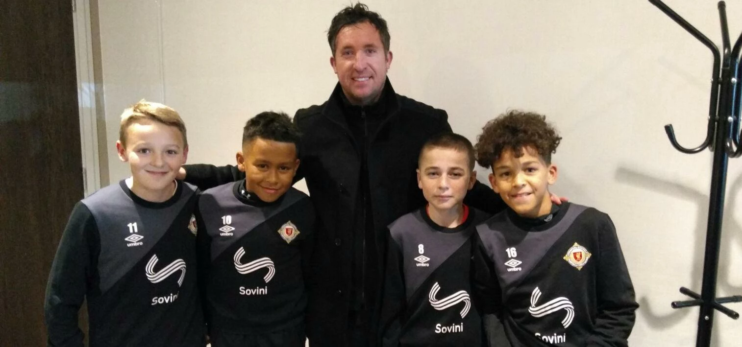 Primary Schoolboy players with old-boy Robbie Fowler