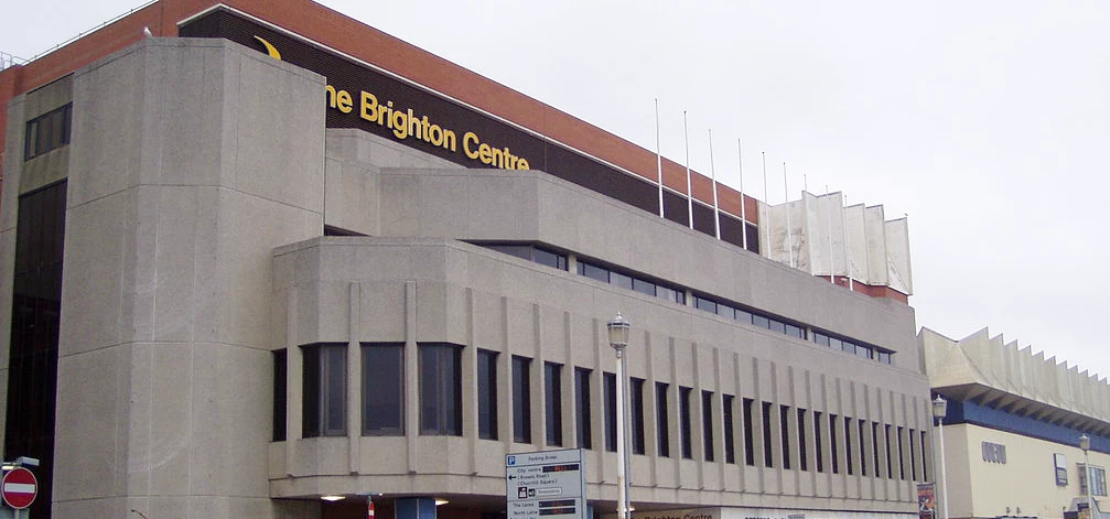 Brighton Centre. By Arndt Helge Finkenrath (own take/ selbst fotographiert) [CC BY-SA 2.5 (http://cr