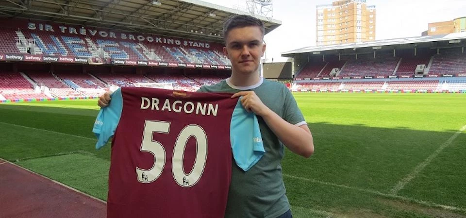 Sean 'Dragonn' Allen showing of his new squad number.