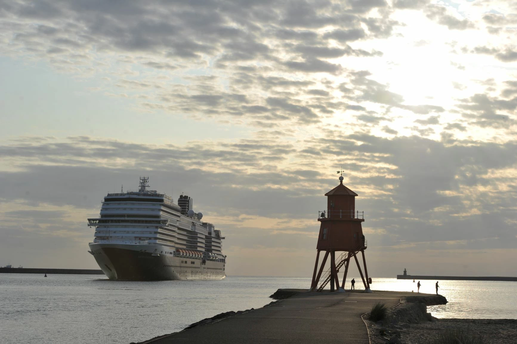 Nieuw Statendam sails into Port of Tyne this morning, Tuesday 6 August