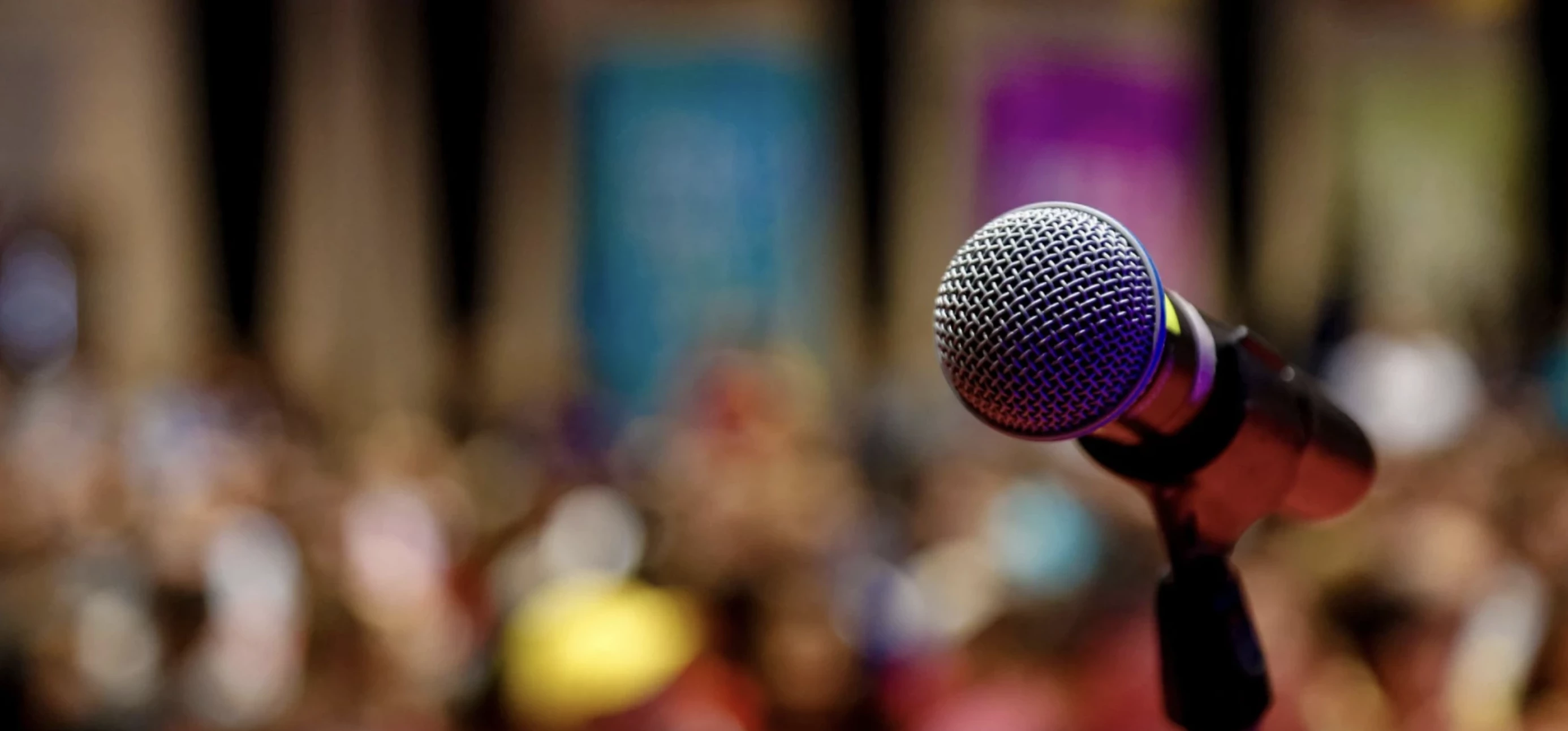 Microphone in front of a blurred audience