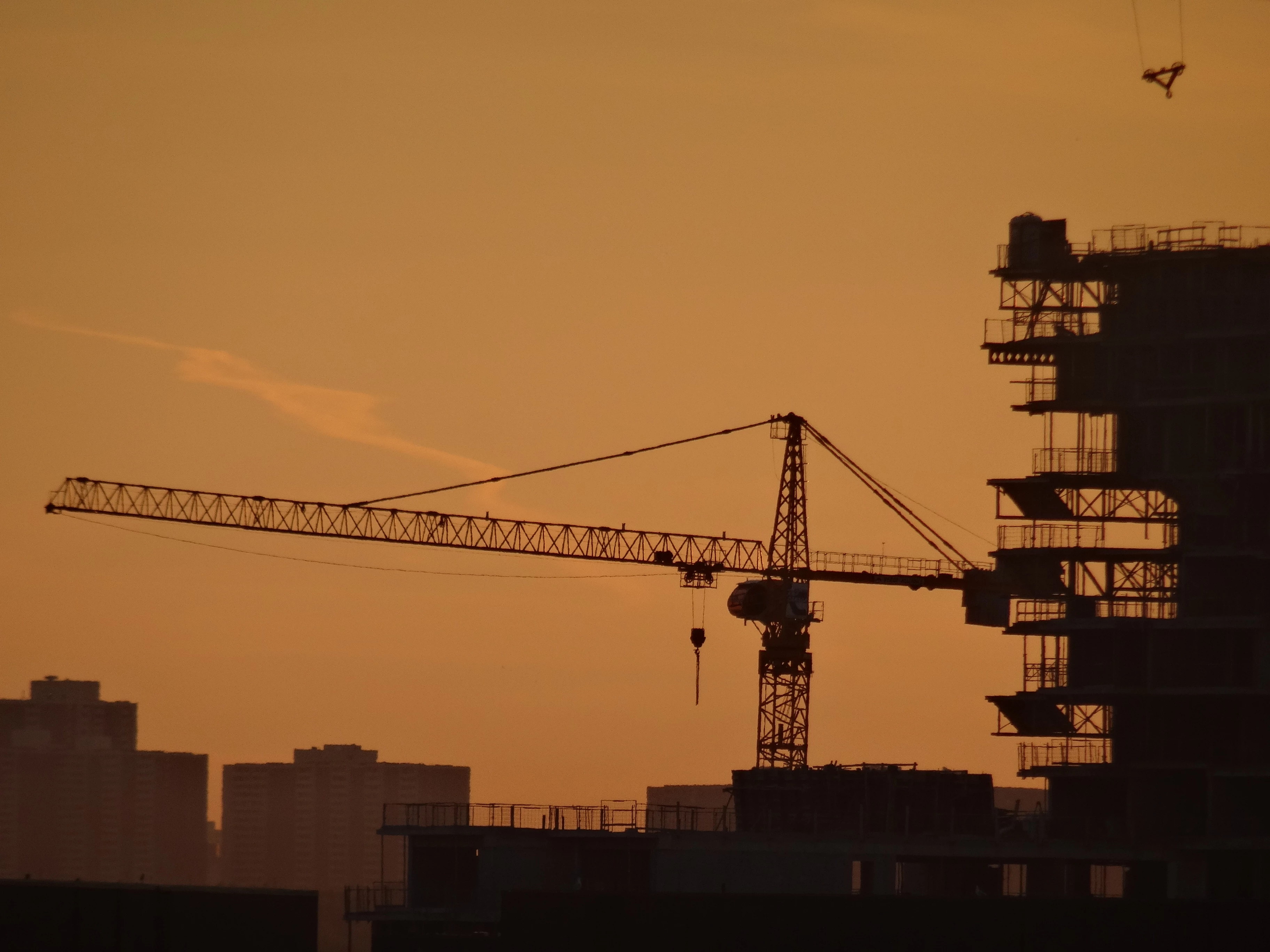 A distant construction crane on Toronto's skyline, 2017 07 06 -af