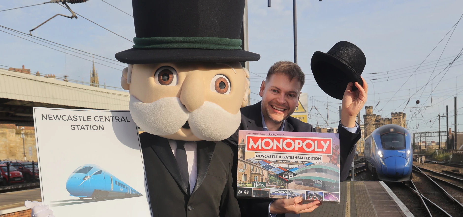 Mr. Monopoly pictured at Central Station alongside Martijn Gilbert, Managing Director of Lumo-2.jpg