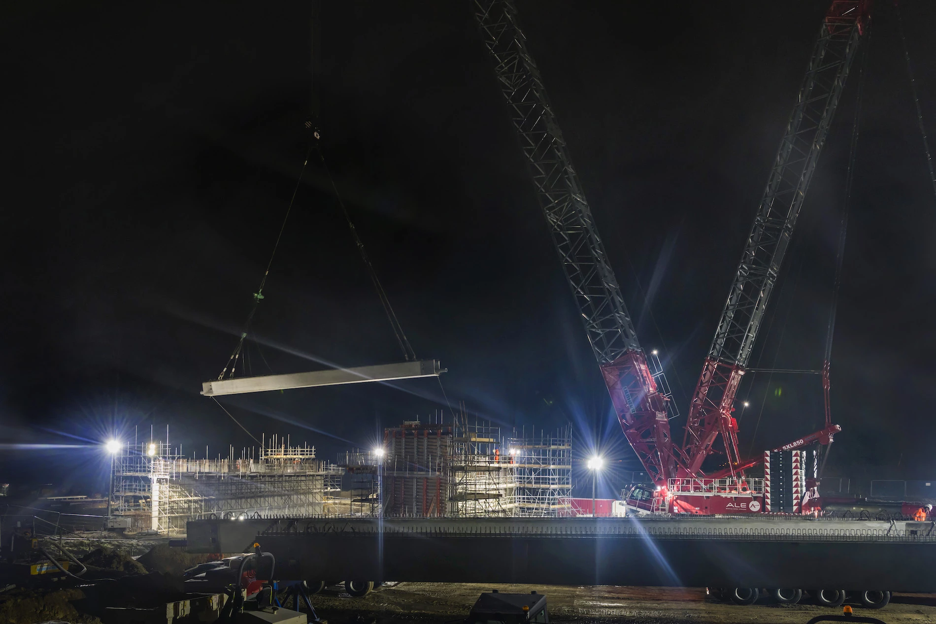 The massive 750 tonne crawler crane has been installed on site. 