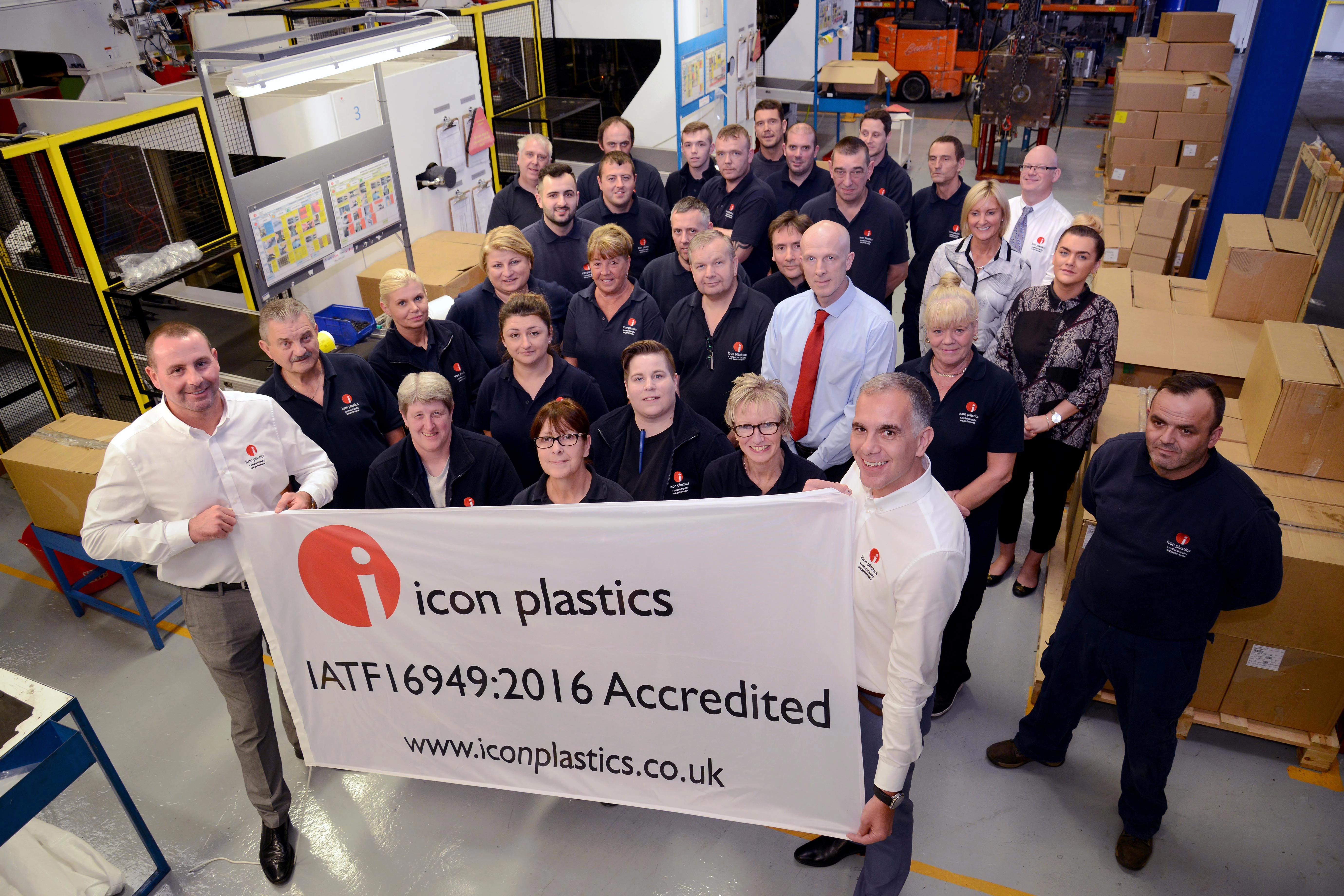 Gareth Thomas (FL), Phil Walker (FR) and the Icon Plastics team