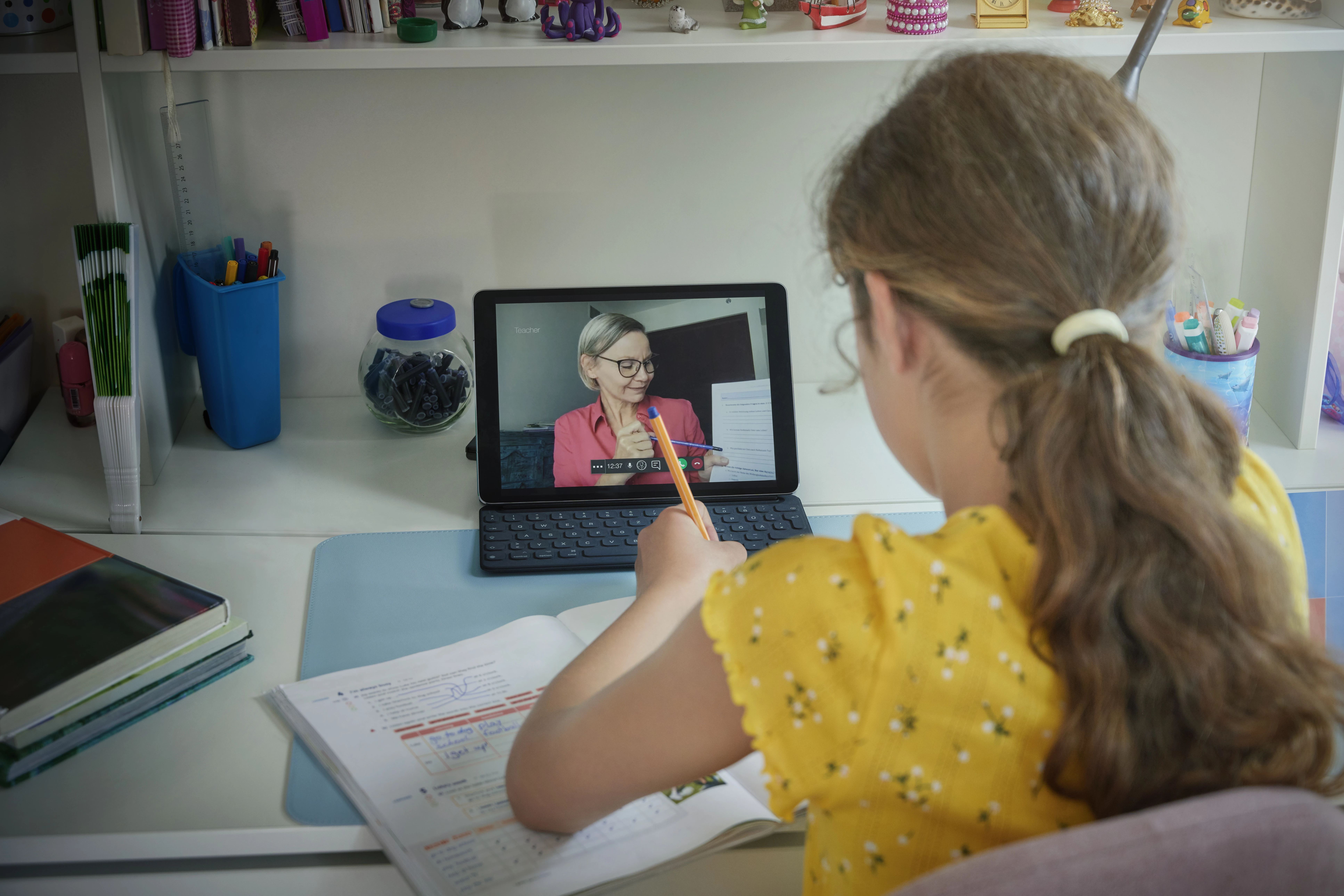 Girl on virtual lesson