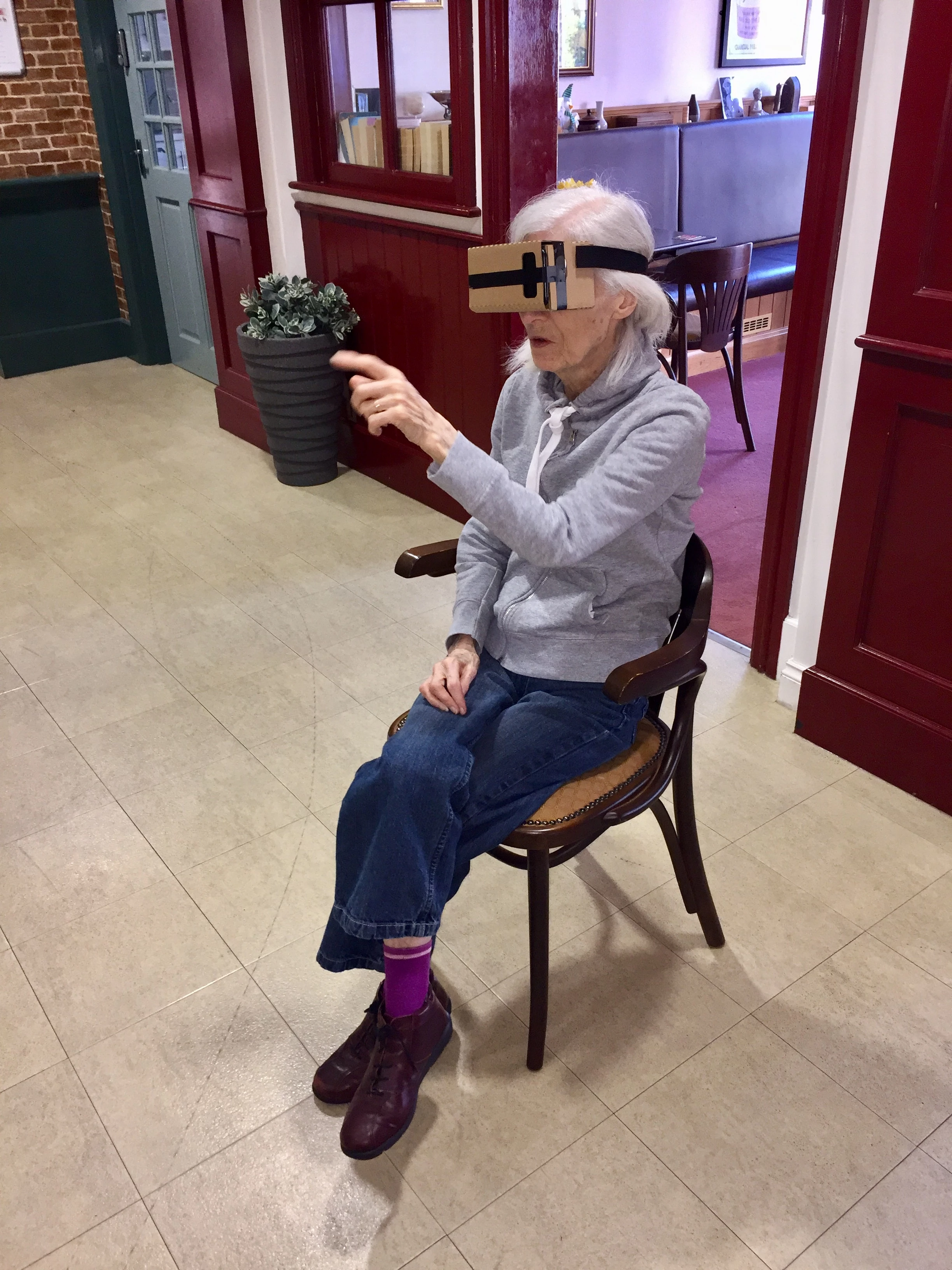 The Lodge resident Phylis Trimm trying out VR 