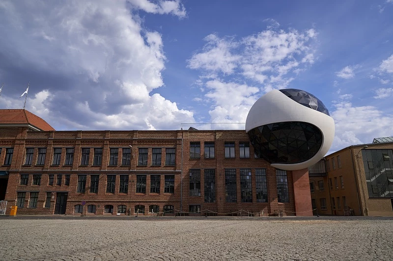 Niemeyer Sphere Leipzig uses Eyrise dynamic glass to provide solar shading and prevent over-heating.