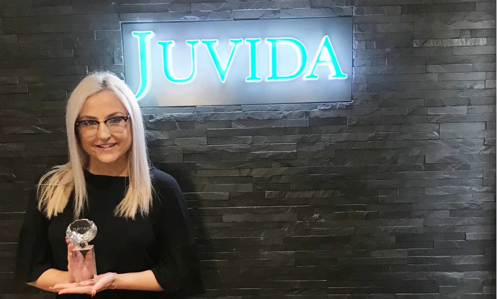 Sophie Matthews of JUVIDA Clinics with the ARTAS™ Clinical Centre of Excellence award