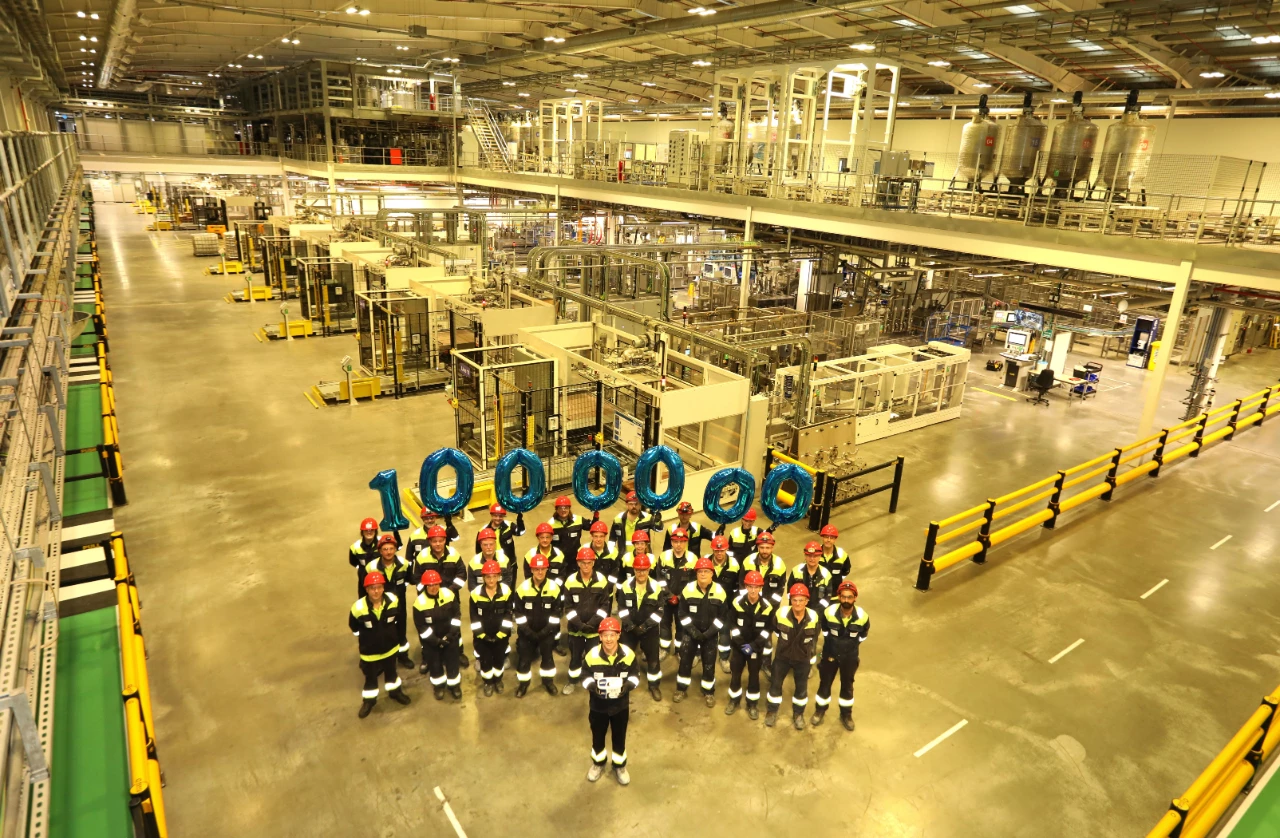 Operators and engineers from AkzoNobel Ashington celebrate hitting the one million litre milestone in the plant’s filling hall.