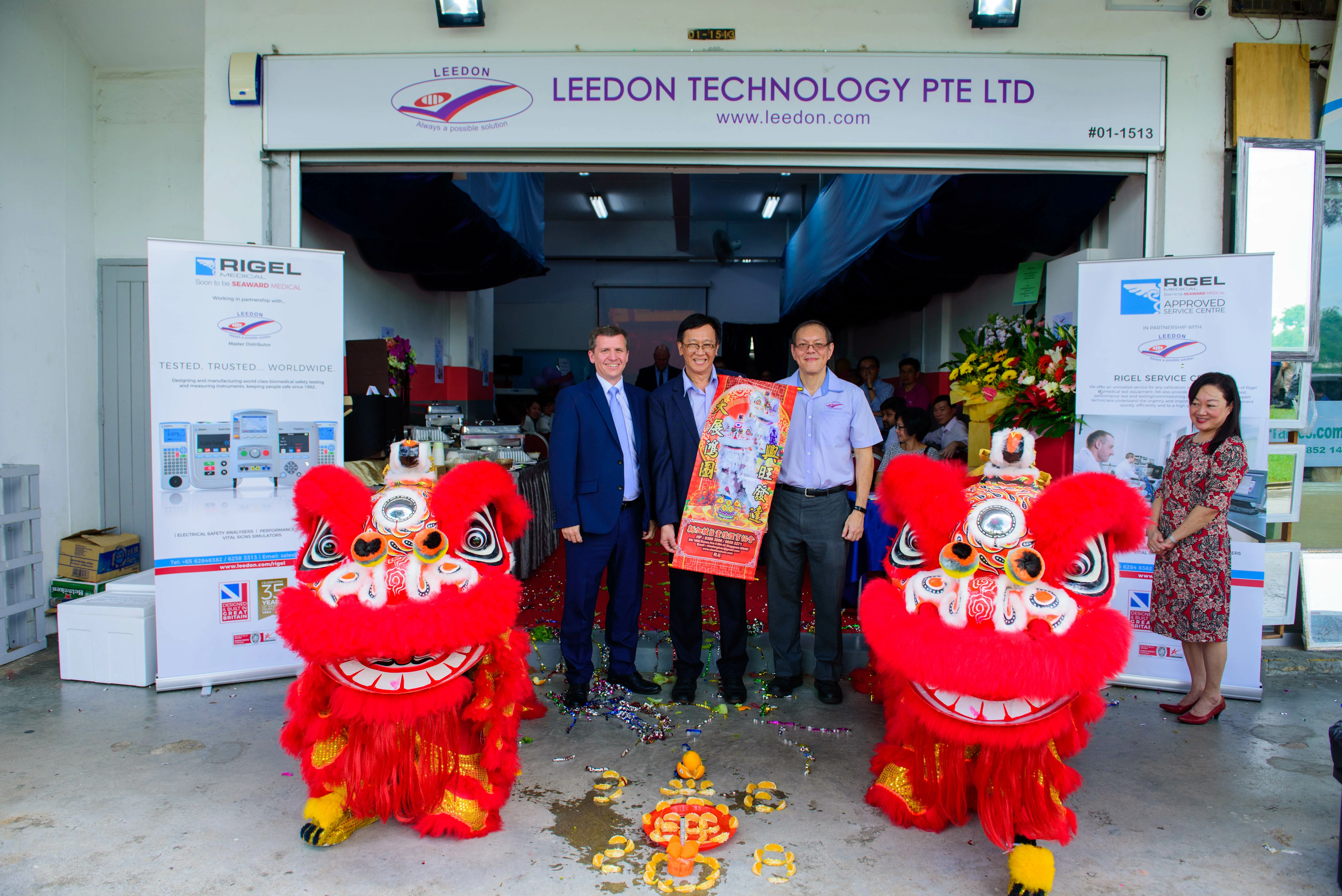 L-R: Andrew Upton (Seaward) and Lin Yuen Thong (Leedon) with Leedon representatives