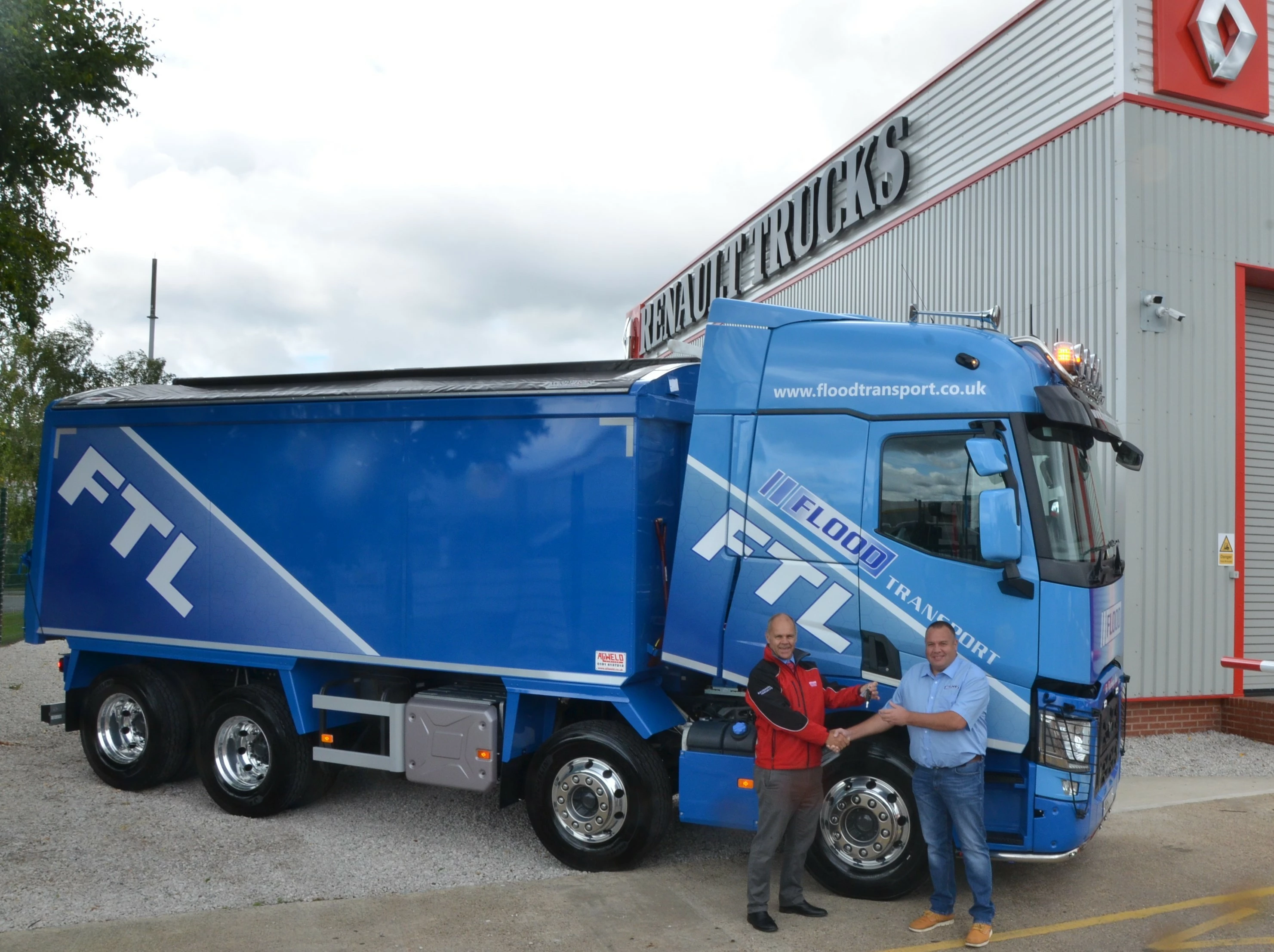 Left to righ Andy Cross from RHCV and Mark Flood, from Flood Transport