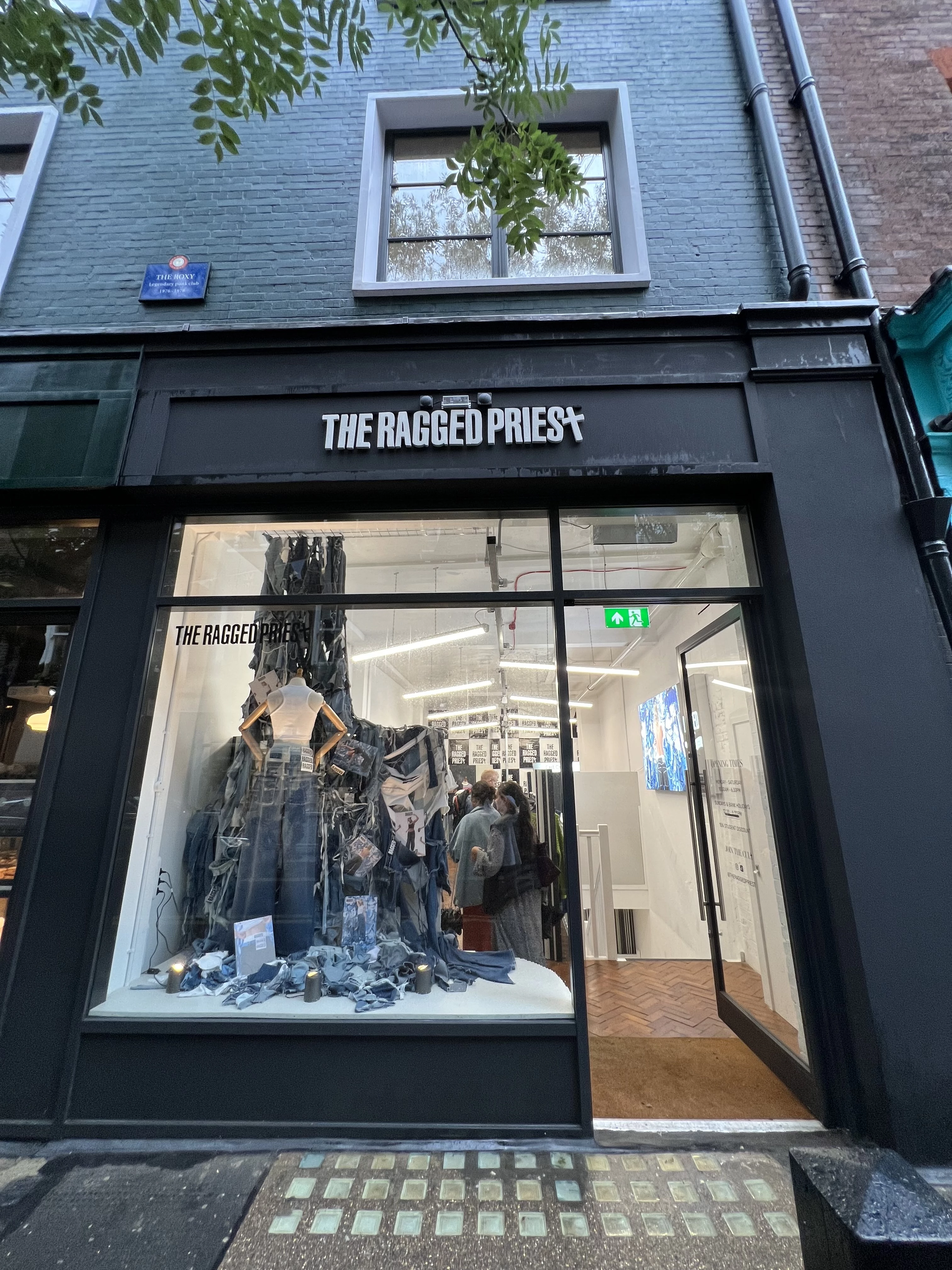The Ragged Priest, Seven Dials