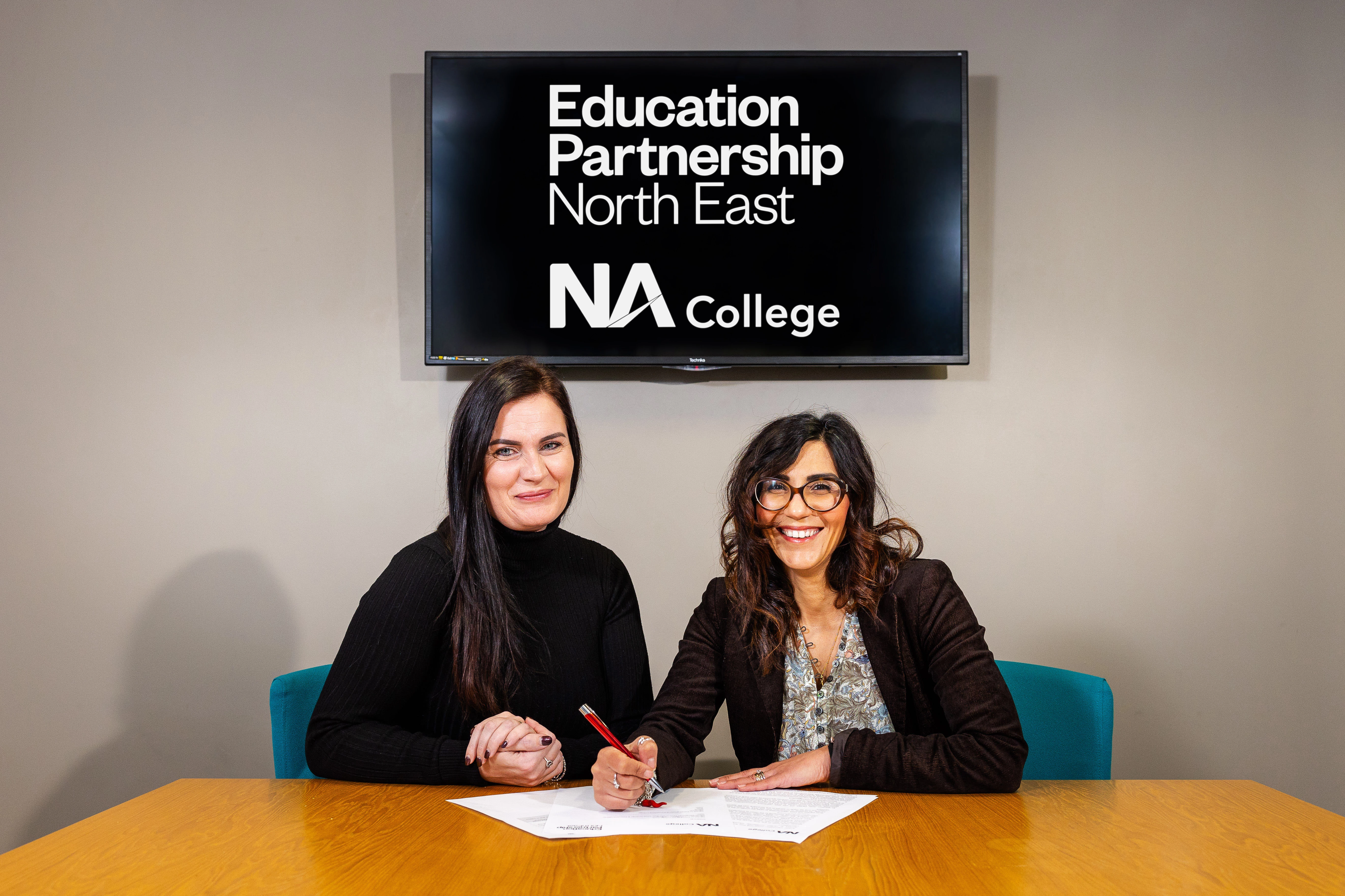 Sunderland College Principal Toni Rhodes and NA College’s Chief Strategy and Executive Officer Margherita Pasquariello formalise the Strategic Alliance Agreement between the two organisations. 