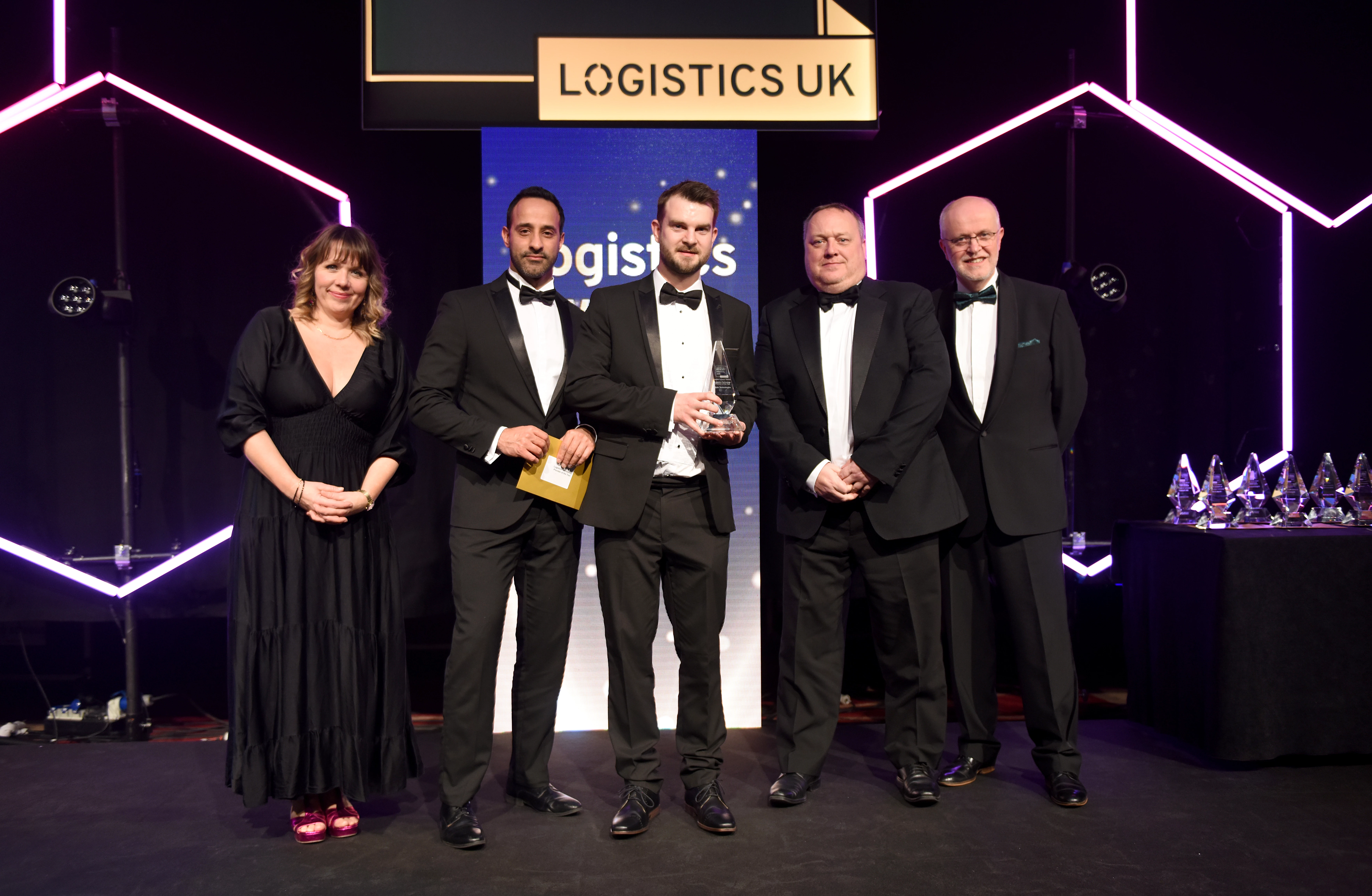 Jamie Baldasera (centre) and Andy Rutter (2nd from right) receiving the award for Exis Technologies