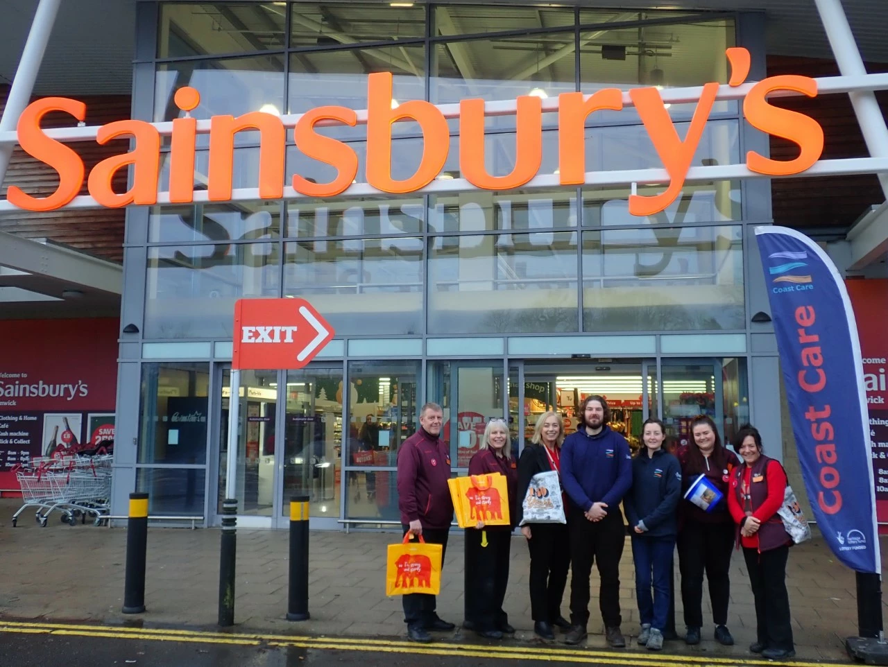 Sainsbury’s Alnwick staff including Store Manager Emma Nevin (3rd left) and PR Ambassador Anita McDonald (far right) with Kristian Purchase and Emma Lusby from the Coast Care Initiative